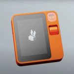 Perangkat Rabbit R1 Mirip Gameboy Dalam Beberapa Aspek